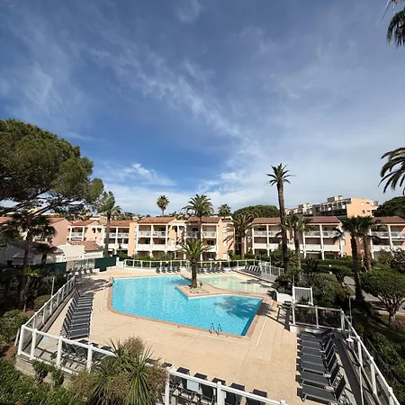 Entre Cannes Et Antibes *